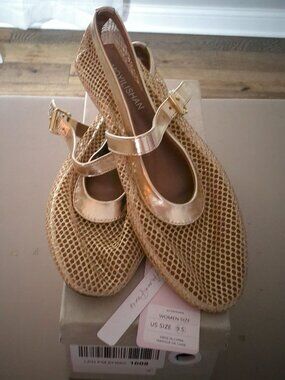 NWT Gold Shimmer Flat Open Weave Mary Jane Style Shoes 9.5